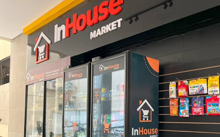 Fachada de loja InHouse Market com geladeiras e displays de produtos