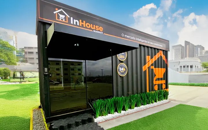 Módulo InHouse Market com fachada de vidro em gramado
