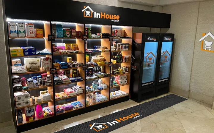 Loja InHouse Market instalada em parede de área interna, com prateleiras iluminadas e geladeiras