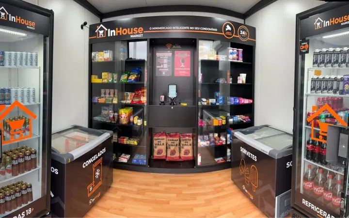Sala de loja InHouse Market com freezers de congelados e geladeiras de bebidas